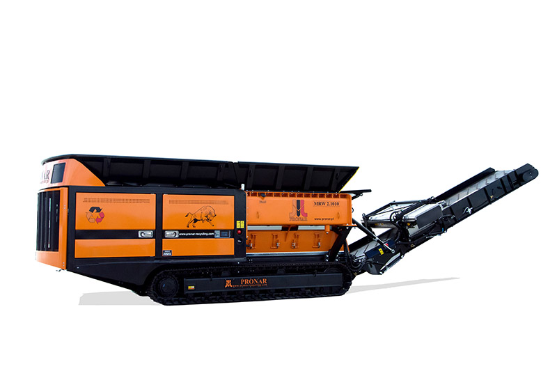 MRW2_1010 lipiec 2016 gąsienice (16) białe tło